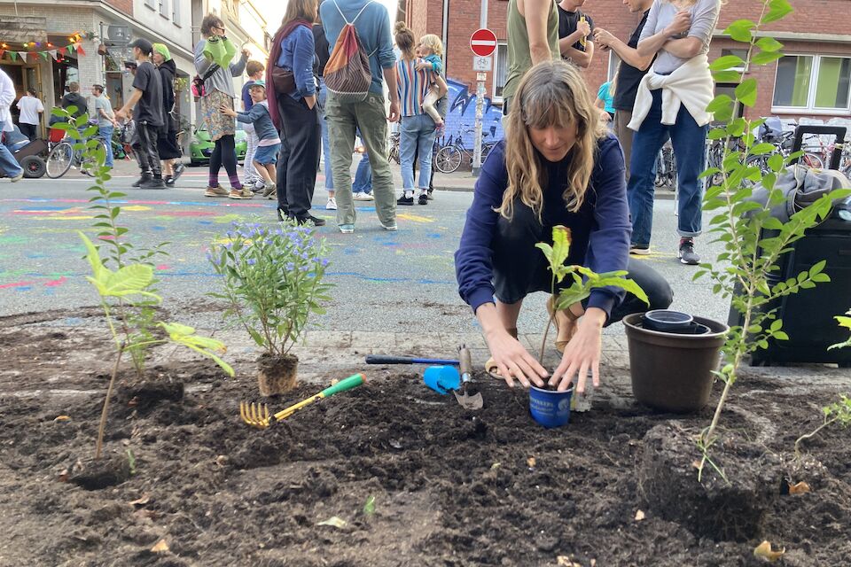 Neuer Platz für Begegnung, Biodiversität, Klimaschutz und Klimaanpassung: Der Verein Grün statt Grau e. V. schafft grüne Oasen in Münster.