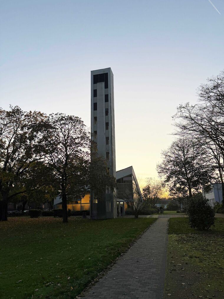 Eindrücke von der Eröffnung der Ausstellung „Kirchen als Vierte Orte. Perspektiven des Wandels“ in Dorsten in der Kreuzkirche am 4.11.2024. Foto: Felix Hemmers