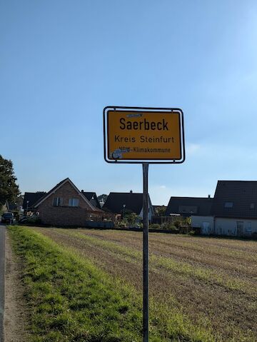 Saerbeck ist seit 2009 NRW-Klimakommune. Das zeigt sich sogar auf dem Ortseingangsschild. Foto: Jan Heinsius