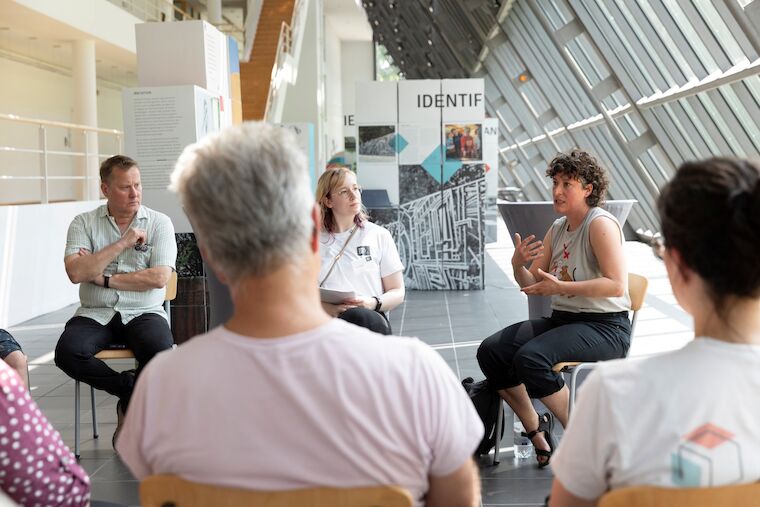 Gespräch in der Ausstellung „Kunst und Bau. Perspektiven aus NRW“ im Wissenschaftspark Gelsenkirchen, 14.6.2025. Foto: Claudia Dreyße