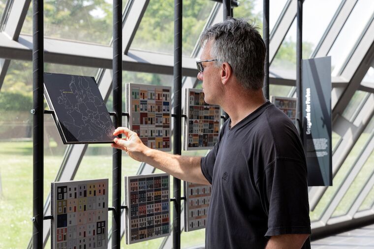 Ein Besucher betrachtet ein Exponat der Ausstellung „380–780 nm. Farbe in Architektur und Stadt“ im Wissenschaftspark Gelsenkirchen, 14.6.2025 Foto: Claudia Dreyße