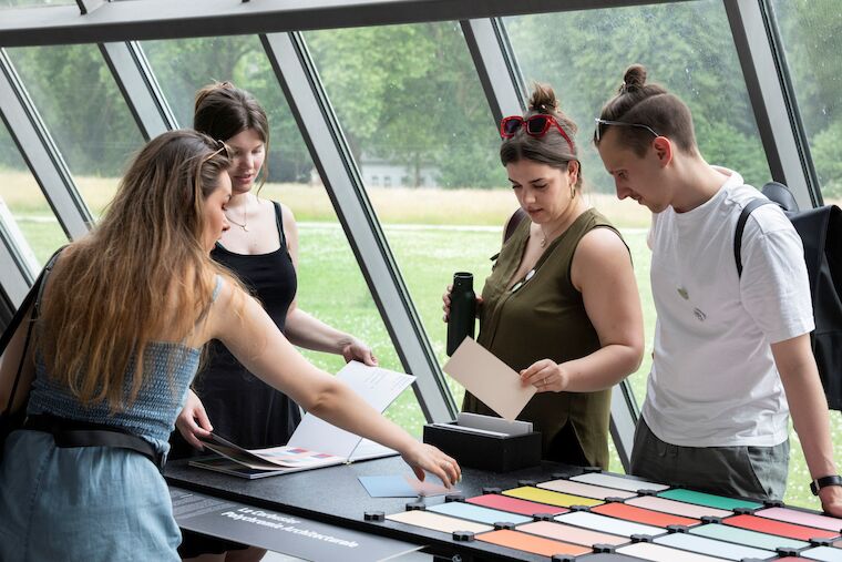 Besucherinnen in der Ausstellung „380–780 nm. Farbe in Architektur und Stadt“ im Wissenschaftspark Gelsenkirchen, 14.6.2025 Foto: Claudia Dreyße