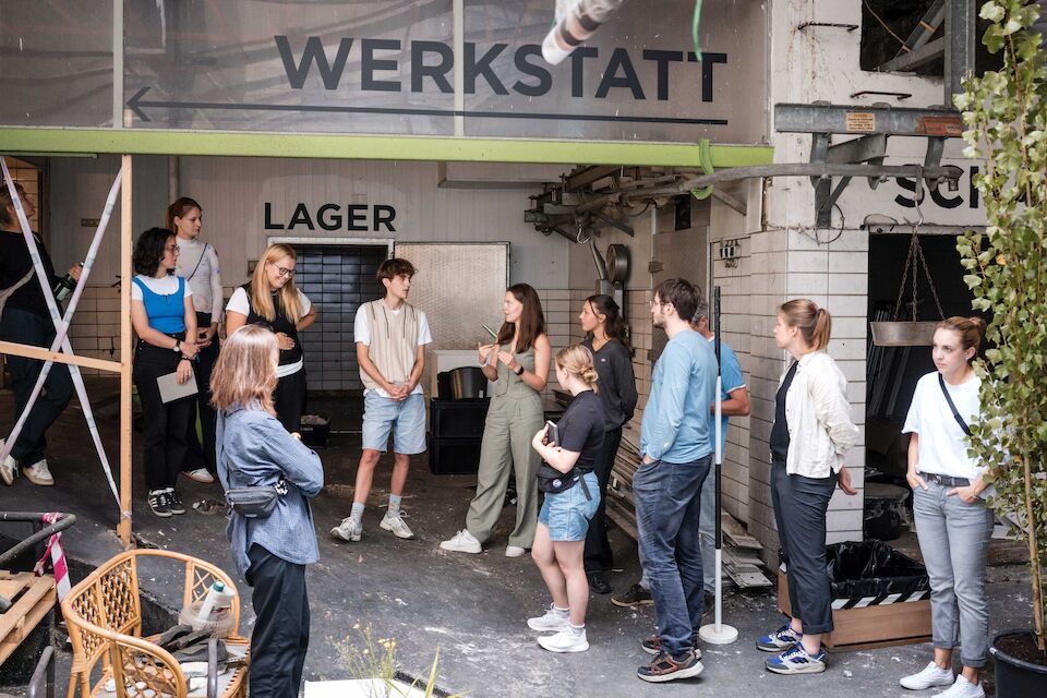Haben den Innenhof umgestaltet: die Teilnehmer*innen der Summer School 2024.