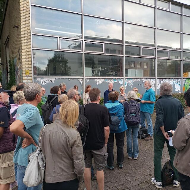 Quartiersspaziergang im Ravensberger Viertel mit I-KON: Austausch über die Zukunft des Stadtteils.