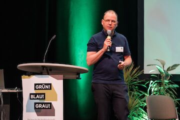 Ben Pohl auf dem Kongress „Grün Blau Grau“ von Baukultur NRW im Jahr 2024. Foto: Sebastian Becker