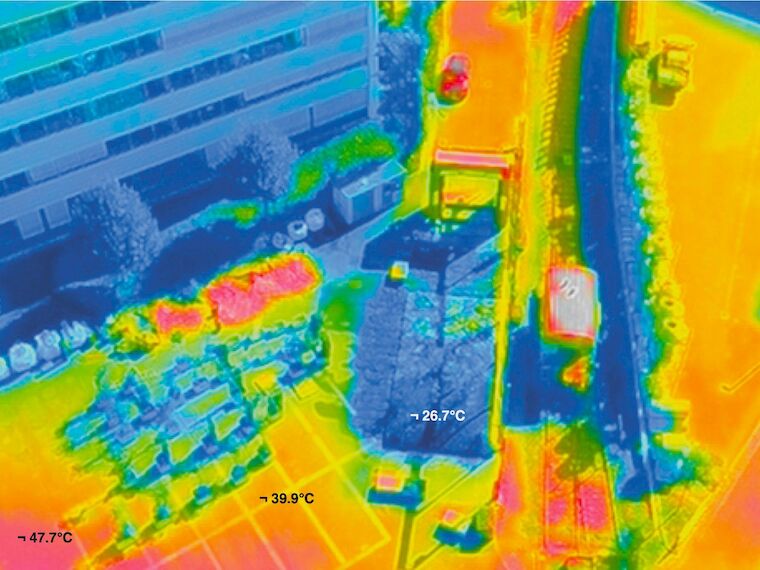 Kleine Maßnahme, große Wirkung: die Hygroskin – hier am Basler Dreispitz-Gelände – kühlt die Temperatur der Umgebung sichtbar herunter. Foto: Jascha van Gogh