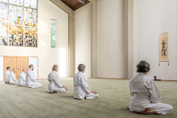 Titelfoto Publikation „Kirchenräume neu denken – Ein Leitfaden für Kommunen, Gemeinden und Engagierte“, Dreifaltigkeitskirche Köln, seit 2023 ein Aikido-Dojo. | Foto: Felix Hemmers