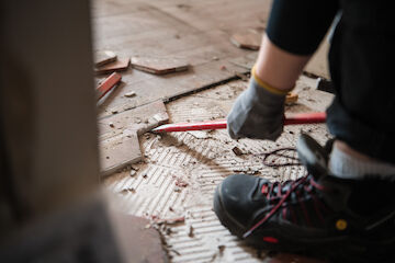 Die Wiederverwendung von Bauteilen beginnt mit einer sorgfältigen Bergung und Dokumentation vorhandener Materialien. Materialbergung während der Summer School 2025 von Baukultur NRW. | Foto: Sebastian Becker