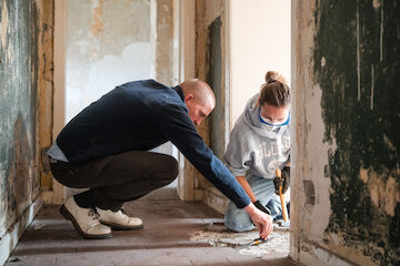 Schadfreie Entnahme, Sortierung und Dokumentation sind wichtige Voraussetzungen für die Wiederverwendung von Bauteilen. Materialbergung während der Summer School 2025 von Baukultur NRW. | Foto: Sebastian Becker