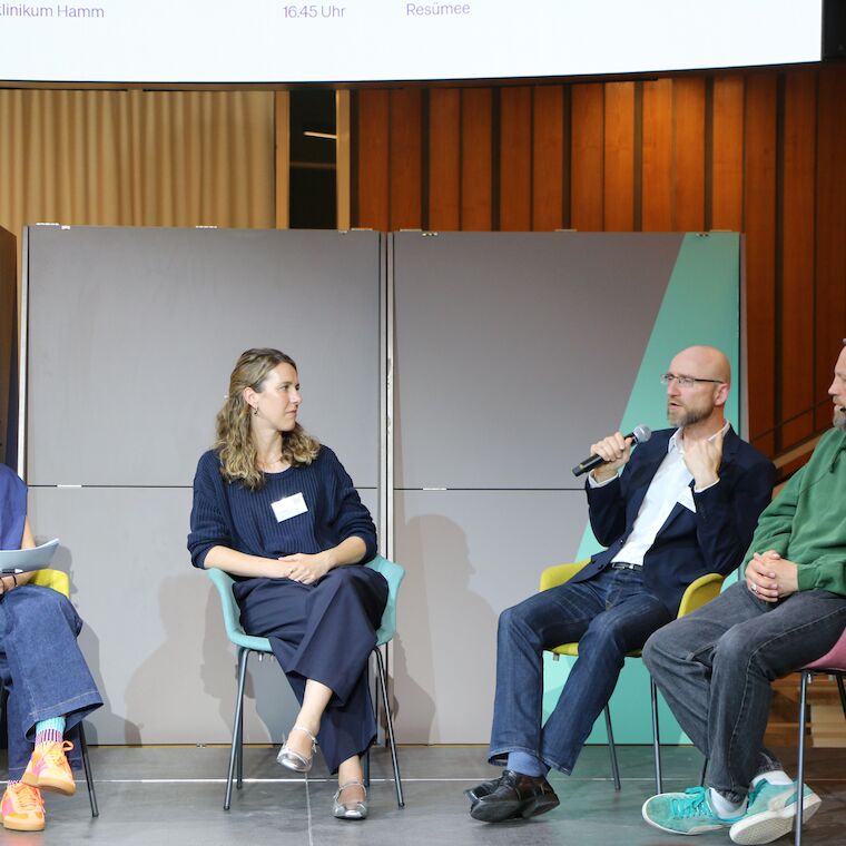 Lenkten den Blick auf die Perspektive und die Bedürfnisse der Kinder (v.l.): Moderatorin Marietta Schwarz, Urbanistin Sina Doukas, Prof. Dr. Rolf Schwarz vom nstitut für Bewegungserziehung und Sport der Pädagogische Hochschule Karlsruhe und Daniel Koplowitz, Leiter des Abenteuerspielplatzes Düsseldorf-Mörsenbroich. Foto: Timo Klippstein