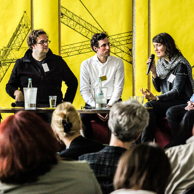 Podiumsdiskussion (v.l.) Thomas Vielhaber, Stadt Arnsberg, Jan Kampshoff, modulorbeat, Münster, Tim Rieniets, StadtBauKultur NRW, Karin Hartmann, Baukultur Paderborn, Christian Wendling, HdAK, Köln.