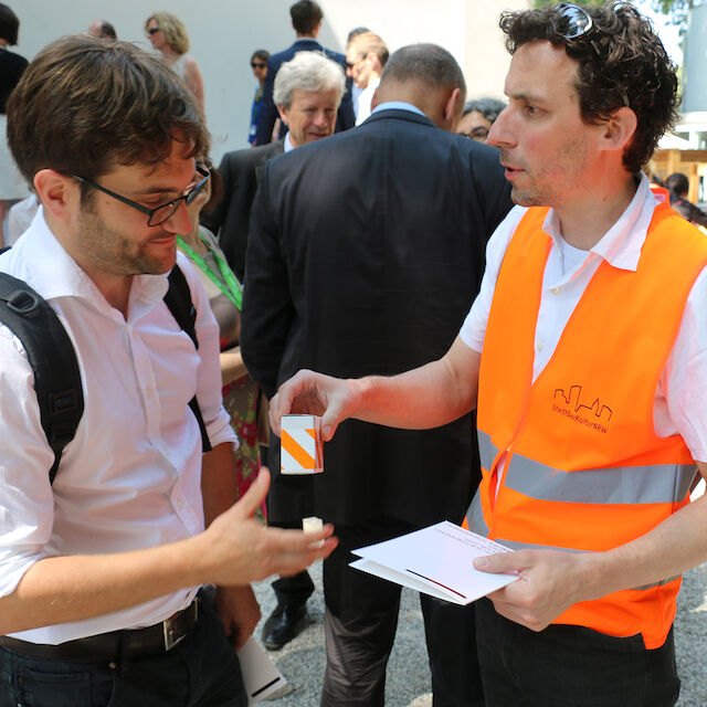 Viele Besucher der Architektur Biennale freuten sich über ihr Urban Repair Kit (hier Martin Luce, TU München)