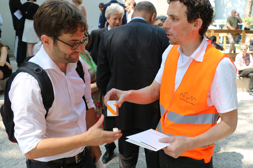 Viele Besucher der Architektur Biennale freuten sich über ihr Urban Repair Kit (hier Martin Luce, TU München)