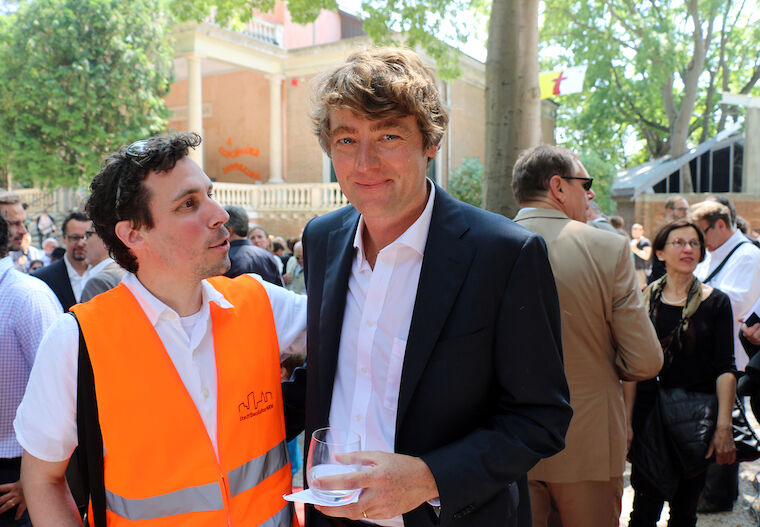 Alex Lehnerer (Kurator des Deutschen Pavillons, zusammen mit Savvas Ciriacidis) mit Tim Rieniets (Geschäftsführer von StadtBauKultur NRW). Er braucht kein Urban Repair Kit, denn sein Pavillon hat eben erst eröffnet und ist noch völlig makellos.