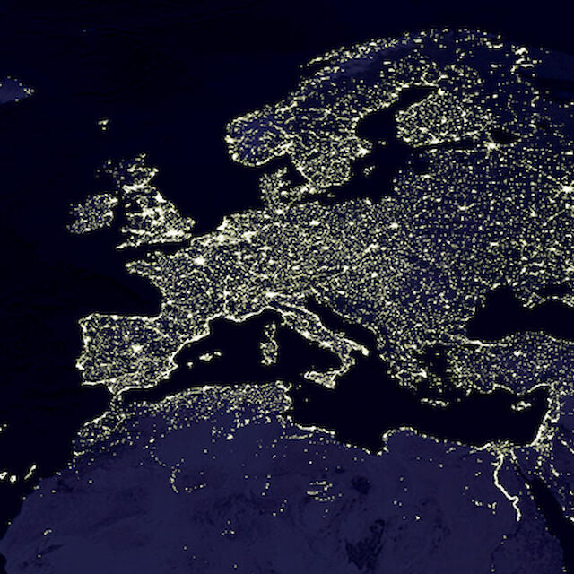 Satelliten-Aufnahme der NASA mit der "Lichtverschmutzung" durch die Städtebeleuchtung. Daten von Marc Imhoff (NASA GSFC) und Christopher Elvidge (NOAA NGDC).