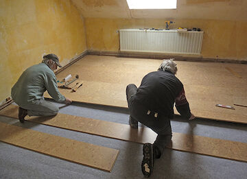 In Jasmins Wohnung wird ihr Wunschfußboden verlegt. Foto: Nikolai Spies, Büro für Quartierentwicklung Wuppertal.