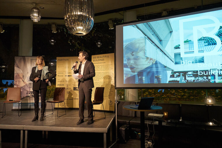 Prof. Christa Reicher und Prof. Tim Rieniets lassen das Projekt &quot;Big Beautiful Buildings&quot; Revue passieren. Foto: Benjamin Eckert