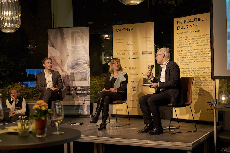 Prof. Tim Rieniets, Prof. Christa Reicher und Moderator Jörg Biesler bei der Podiumsdiskussion. Foto: Benjamin Eckert