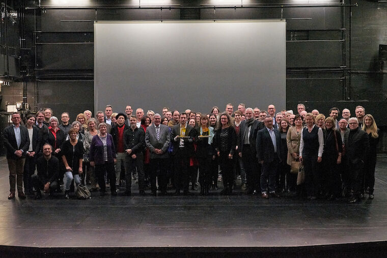 Die Akteure des Projekts &quot;Big Beautiful Building&quot; bei der Abschlussveranstaltung im Schauspielhaus Bochum. Foto: Benjamin Eckert