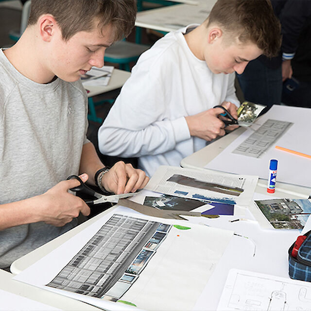 Schülerinnen und Schüler nähern sich spielerisch baukulturellen Themen.