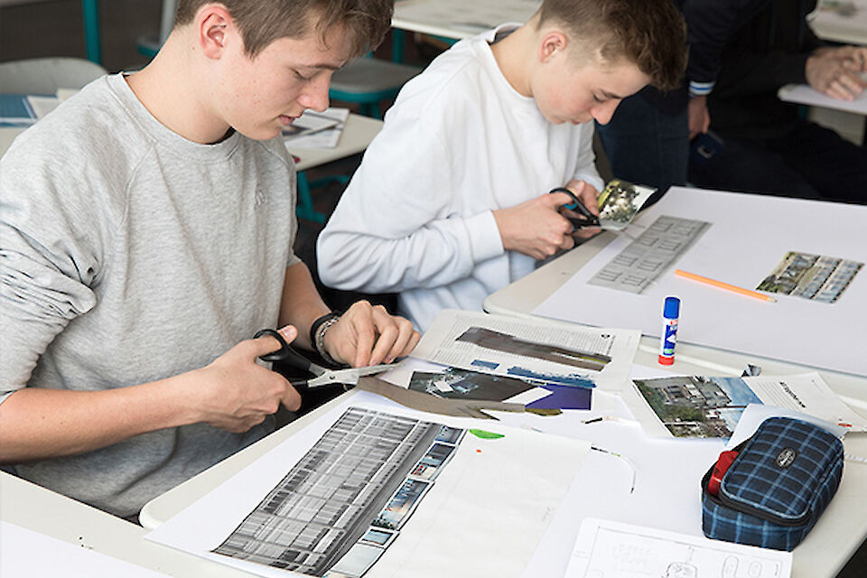 Schülerinnen und Schüler nähern sich spielerisch baukulturellen Themen.