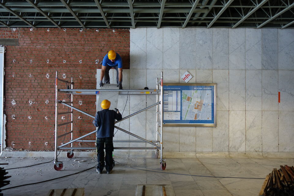 Rückbau einer Wandverkleidung aus Carrara-Marmor am Bahnhof von Brüssel Nord im September 2018.