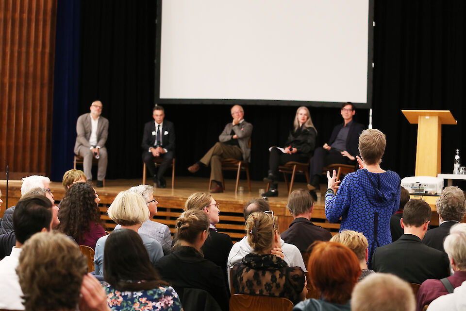 Das ASG-Bildungsforum im Gemeindesaal der Kreuzkirche, Düsseldorf.