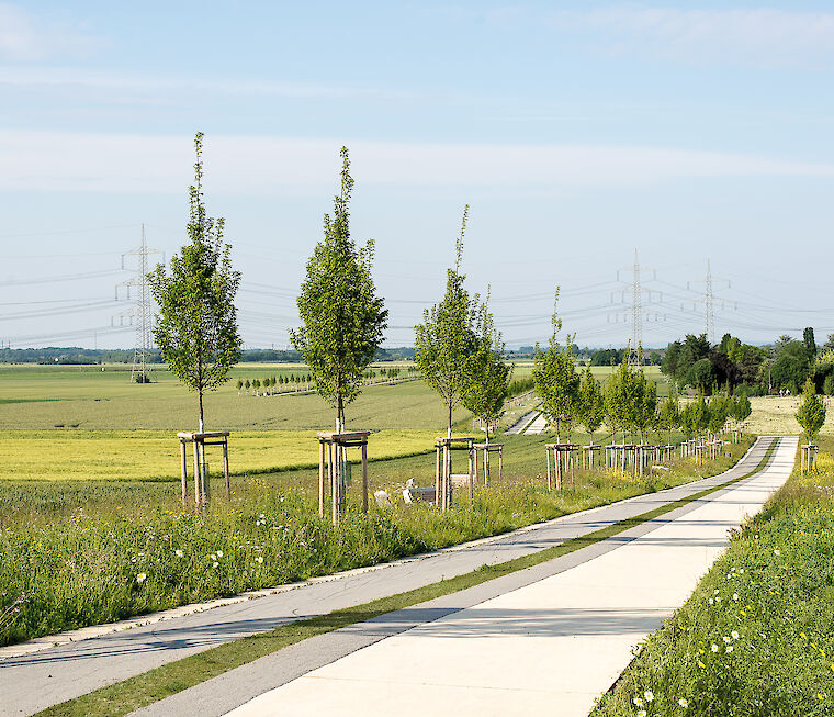 Nordpark Pulheim von bbzl - böhm benfer zahiri landschaften städtebau. In dem Projekt trafen Agrarwirtschaft und Naherholung auf einander: Der Weg kombiniert einen Weg für Radfahrer und Traktoren. Foto: © bbzl - böhm benfer zahiri