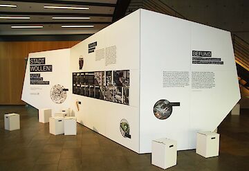 Begleitet die Ausstellung "Alle wollen wohnen": das Schaumodul in der Architektenkammer NRW zum Aufruf "Stadt wollen", entworfen von nowakteufelknyrim. Das Foto zeigt die Präsentation im Jahr 2016 im Haus der Architekten in Düsseldorf. Foto: AKNW