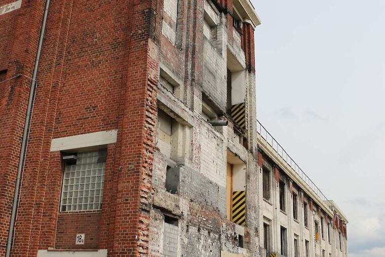 Blick auf die Halle 18 auf dem Clouth-Gelände in Köln zeigt das M:AI seine Ausstellung "Alle wollen wohnen. gerecht. sozial. bezahlbar."