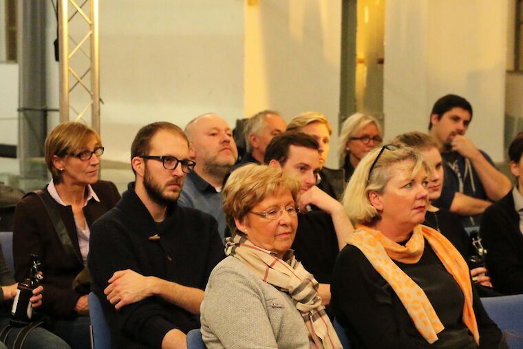 Verfolgen die Diskussion &quot;Bauherr + Architekt = Auftrag! Ist die Welt so einfach?&quot;: die Besucher im StadtBauRaum in Gelsenkirchen. Foto: M:AI / Klippstein.