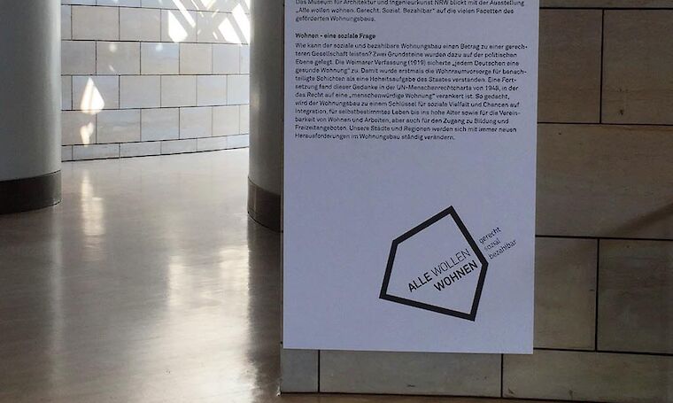 Die Einführungstafel in die Ausstellung "Alle wollen wohnen". Foto: M:AI/ Karen Jung.