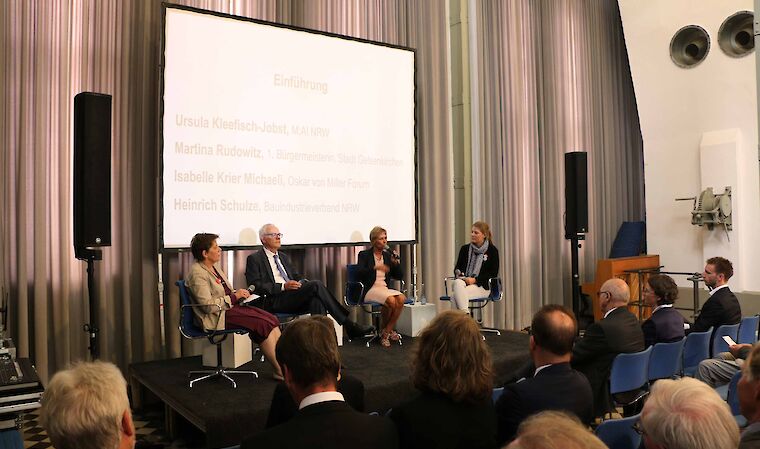Diskutierten zur Ausstellungsidee, dem Ingenieurberuf und dem Ausstellungsort (v.l.): Dr. Ursula Kleefisch-Jobst, Geschäftsführende Kuratorin des M:AI NRW, Heinrich Schulze vom Bauindustrieverband NRW; Martina Rudowitz, 1. Bürgermeisterin der Stadt Gelsenkirchen; Isabelle Krier Michaeli; Kuratorin der Ausstellung/ Oskar von Miller Forum. Foto: Klippstein