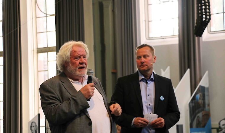 Erläuterte das Building Information Modeling und seine Chancen für das Planen und Bauen: Professor Hans-Georg Oltmanns von der Jade Hochschule in Oldenburg (l.); rechts: Peter Köddermann des M:AI NRW. Foto: Klippstein