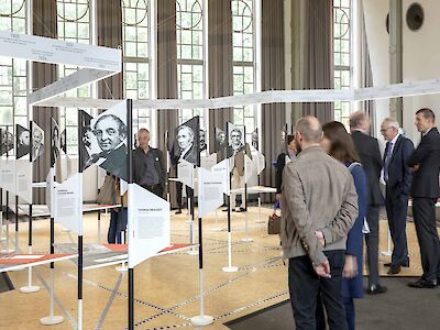 Mittendrin im Netzwerk: die Besucherinnen und Besucher der Ausstellungseröffnung von "Visionäre und Alltagshelden". Foto: Claudia Dreyße