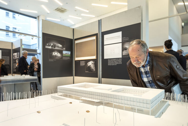 Hat das Modell der geplanten Hauptverwaltung für die Krupp AG im Blick: ein Besucher der Ausstellungseröffnung von "MIes im Westen" zu Ludwig Mies van der Rohe in der NEUEN GALERIE der VHS Essen. Foto: Claudia Dreyße.