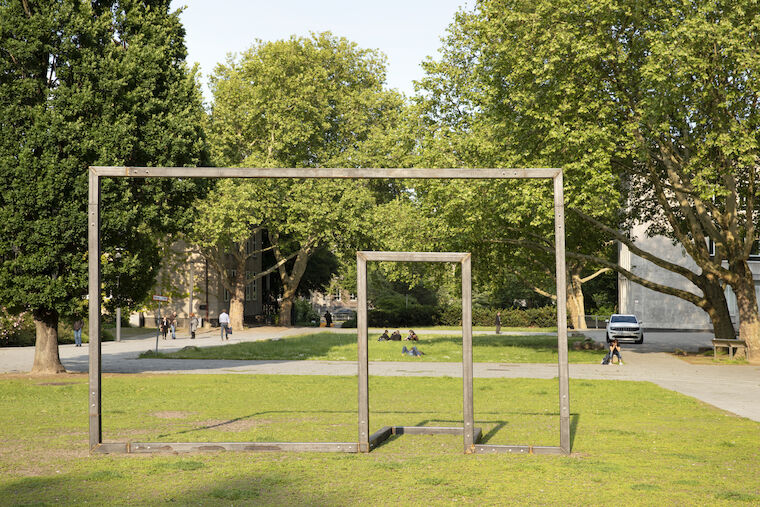 Reduziert im Geiste Ludwig Mies van der Rohes: die künstlerische Intervention "Reduktion" der TH Köln und der Alanus Hochschule für Kunst und Gesellschaft auf dem Burgplatz vor der VHS in Essen. Foto: Claudia Dreyße.