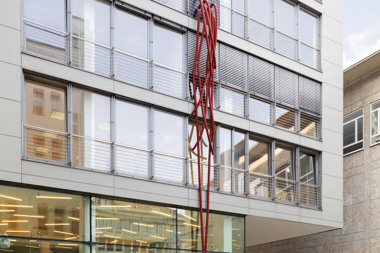 Die künstlerische Intervention "Al Dente" von Studetinnen der TH Köln und der Alanus Hochschule für Kunst und Gesellschaft. Aus den roten Rohren ist die Stimme von Ludwig Mies van der Rohe zu hören. Foto: Claudia Dreyße.