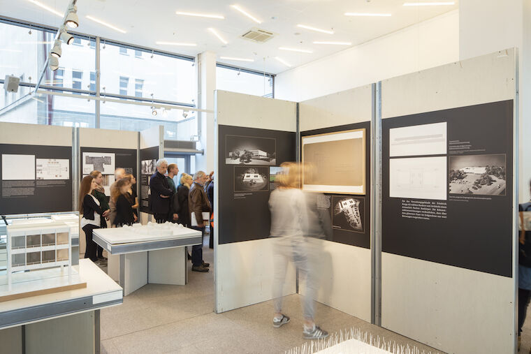 Die Ausstellung "Mies im Westen" ist in der VHS Essen bis zum 5. JUli 2019 zu sehen. Foto: Claudia Dreyße.