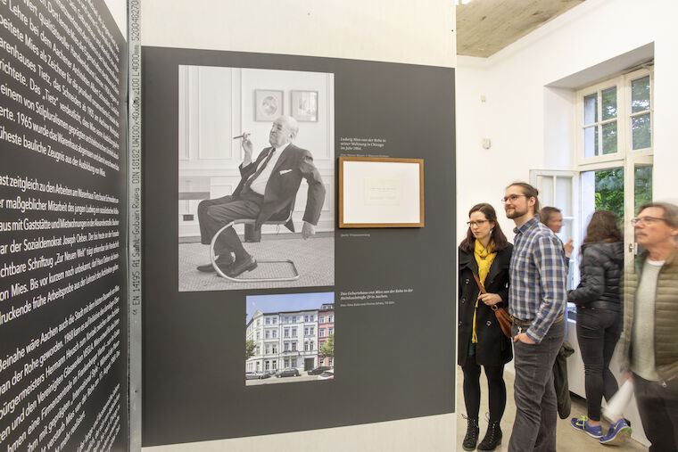 Auch ein Impuls, um aktuell über Qualität im  Bauen nachzudenken: die Architektur von Mies van der Rohe.   Ausstellungseröffnung von "Mies im Westen" im NAK Neuer Aachener Kunstverein. Foto: Claudia Dreyße.