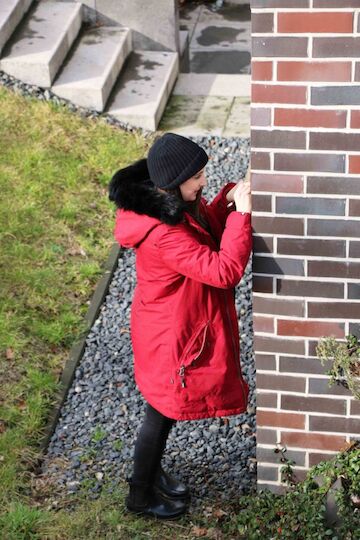 An der Schlichterei dokumentiert Aylin Özdemir unter anderem die Größe der Ziegel. Foto: Timo Klippstein.