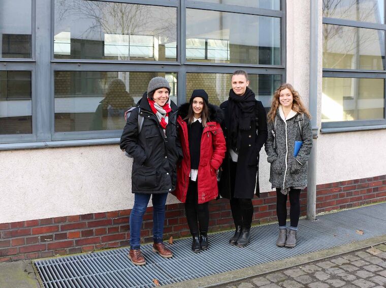 Haben sich auf die Spuren von Mies van der Rohe begeben (v.l.): die Studentinnen Yvonne Rosen, Aylin Özdemir, Hanna Bonekämper, Leonie Melz von der TH Köln. Foto: Timo Klippstein.