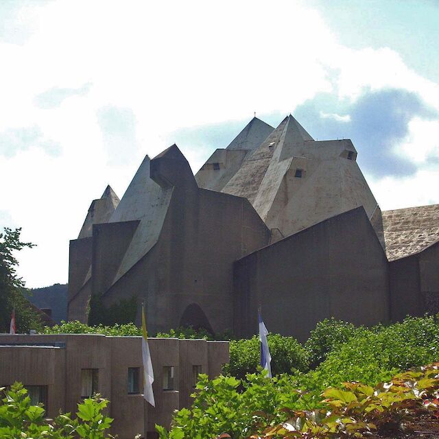 Der Mariendom im nordrhein-westfälischen Velbert-Neviges, erbaut von 1963 bis 1968 in Gestalt eines Felsendoms nach Plänen von Gottfried Böhm.