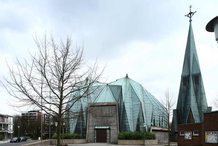 Modern gedacht und ein Symbol der Nachkriegsarchitektur: Sankt Paulus in Neuss aus dem Jahr 1966-68 von den Architekten Fritz und Christian Schaller sowie dem Ingenieur Stefan Polónyi. Foto: Eckart Wittmann.