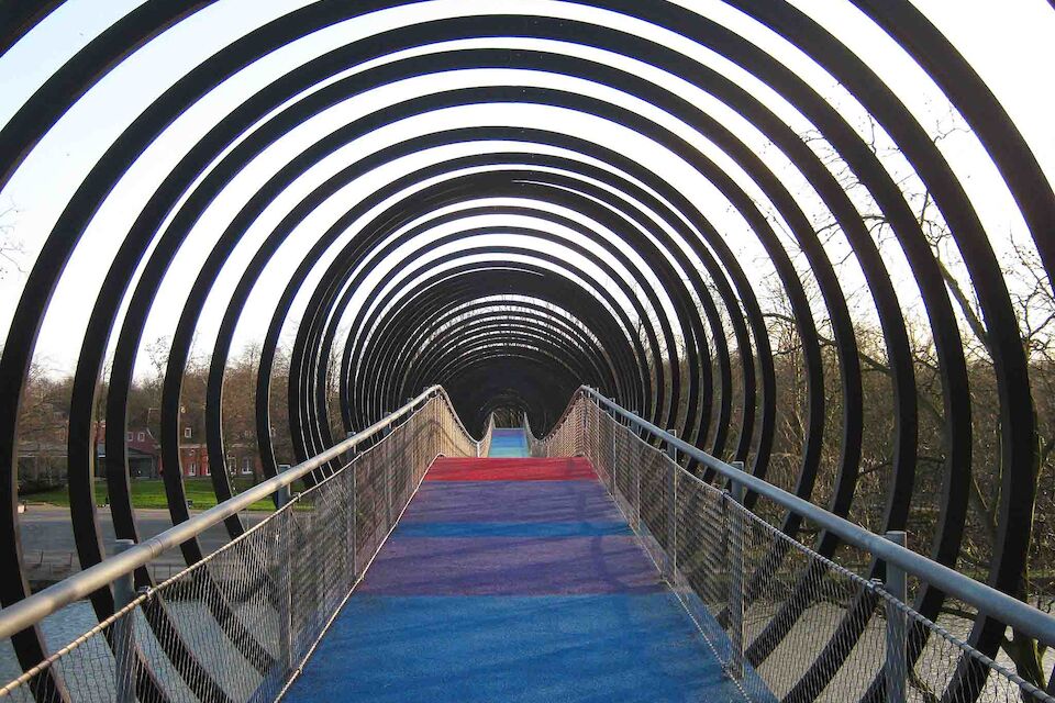 Slinky Springs To Fame - die Brücke des Frankfurter Künstlers Tobias Rehberger im Kaisergarten in Oberhausen.