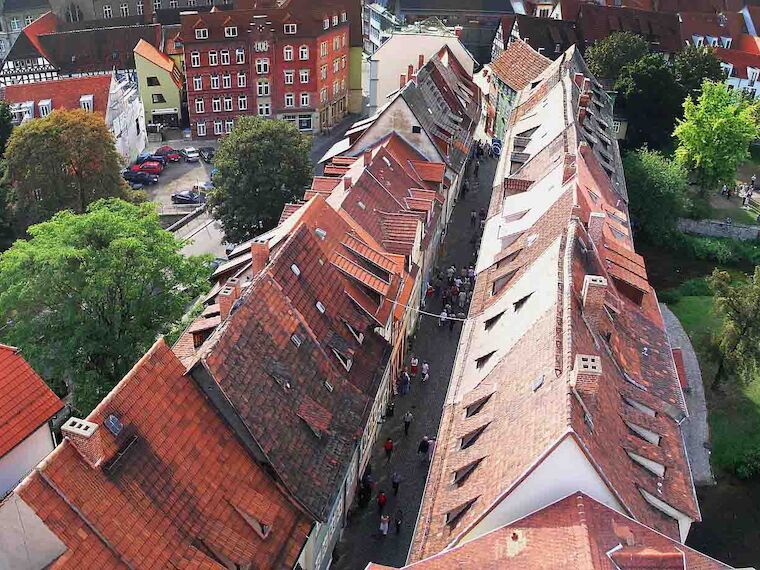 Die lebende Krämersbrücke in Erfurt von oben. Foto: Andreas Röver [GFDL or CC-BY-SA-3.0], from Wikimedia Commons.