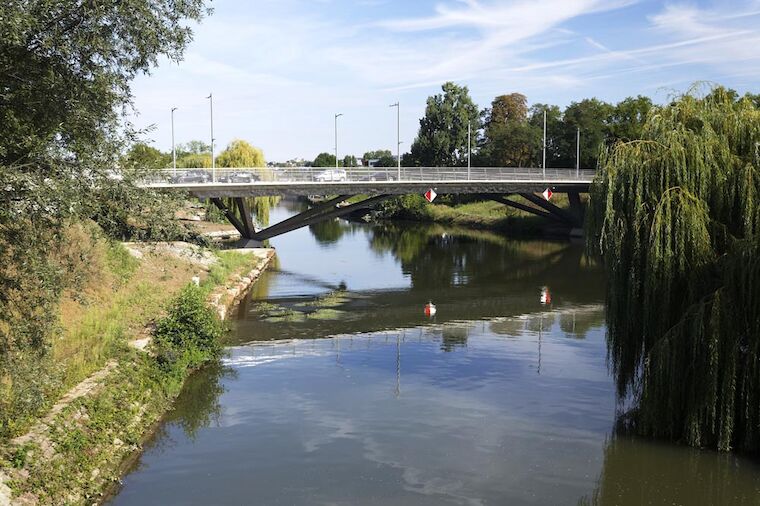 Die Bleichinselbrücke in Heilbronn verbindet die Innenstadt mit einem neuen Stadtteil auf der Bleichinsel. Foto: © Ingolf Pompe / sbp schlaich bergermann partner.