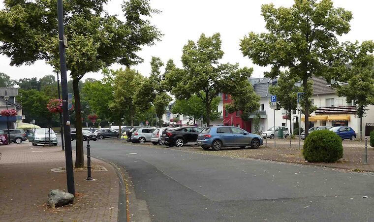 Links und rechts der Parkplätze im Zentrum von Aegidienberg/ Bad Honnef können Autos den Platz umfahren. Foto: Peter Köddermann.