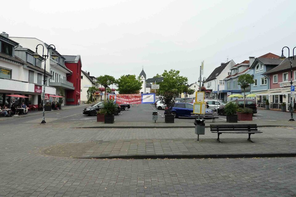 Der zentrale Platz in Aegidienberg (Bad Honnef): Wie dieser umgestaltet werden soll, diskutierten Bürger und Anwohner mit Studierenden der TH Köln.