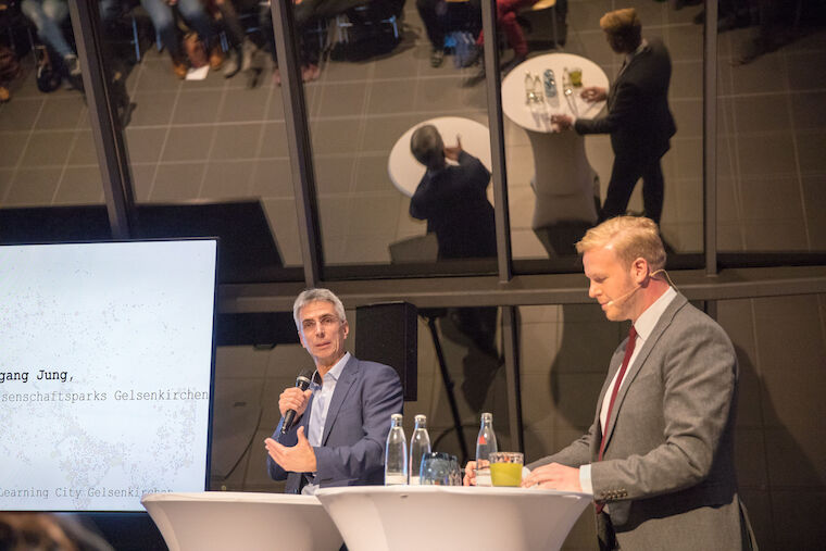 Wolfgang Jung, Geschäftsführer des Wissenschaftsparks Gelsenkirchen. Rechts: Moderator Tobias Häusler. Foto: Claudia Dreyße